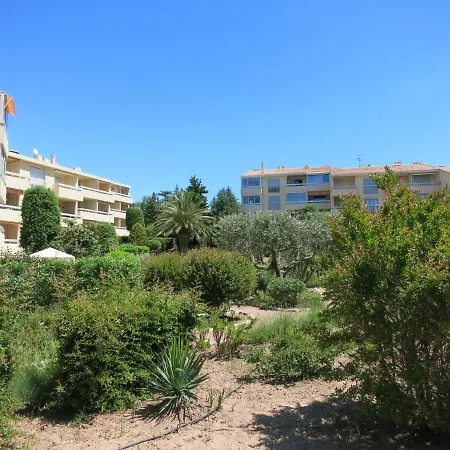 B Front De Apartment