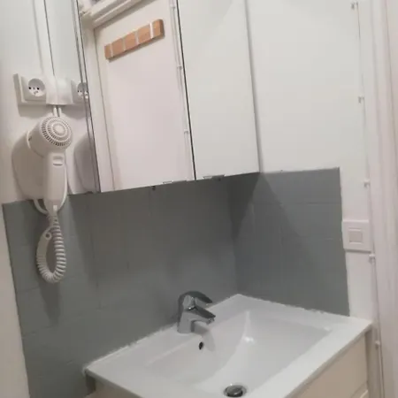 Apartment B Front De