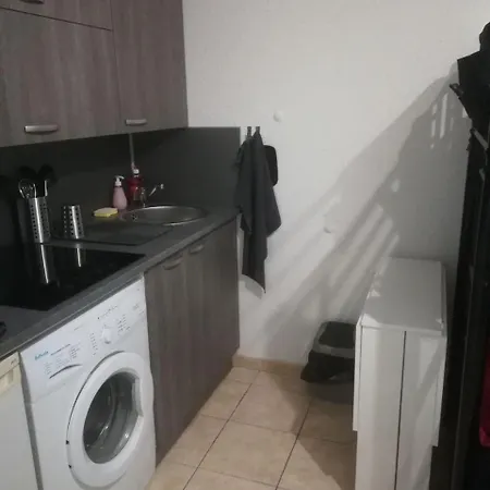 Apartment B Front De