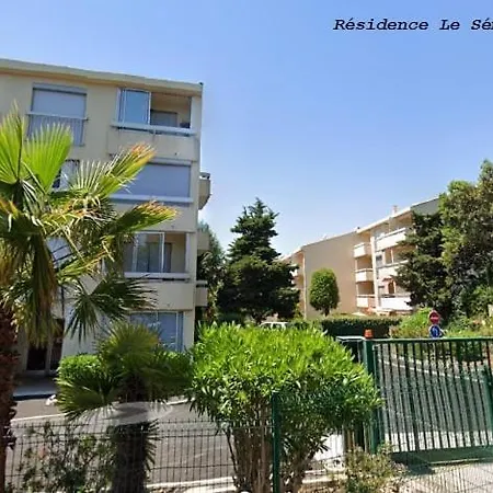 Apartment B Front De *