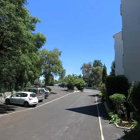 Apartment B Front De